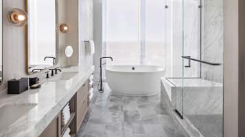 Suite | Bagno | Set di cortesia gratuito, asciugacapelli, asciugamani, sapone