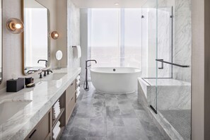 Suite | Badkamer | Gratis toiletartikelen, een haardroger, handdoeken, zeep