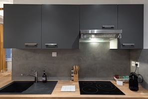 Kühlschrank, Mikrowelle, Ofen, Geschirrspüler