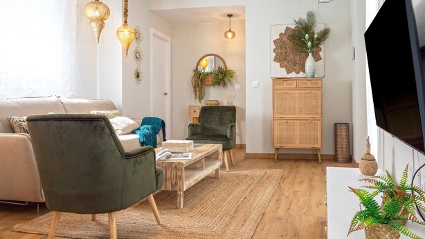 A modern living room with a sofa, chairs, a coffee table, and a TV. - Genteel Home Mercado Central Terrace (Cadiz)