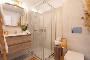 Dusche, Haartrockner, Handtücher