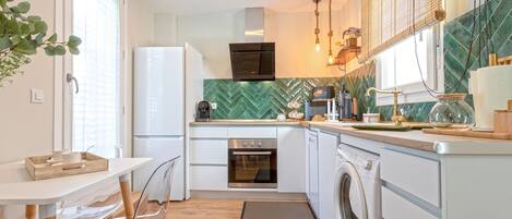 Réfrigérateur, micro-ondes, four, lave-vaisselle