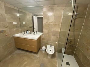 Duschwanne, Haartrockner, Bidet, Handtücher