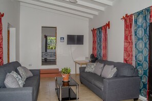 TV connectée, livres, écrans d'ordinateur