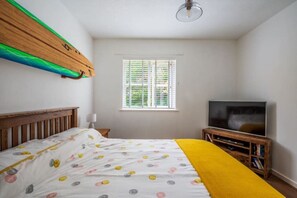 2 bedrooms, desk, iron/ironing board, WiFi