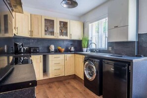 Fridge, microwave, oven, stovetop - Saundersfoot Coastal Retreat with Patio & Parking (Pembrokeshire)