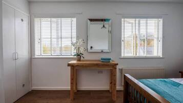 2 bedrooms, desk, iron/ironing board, WiFi