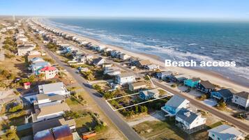 Perto da praia, espreguiçadeiras