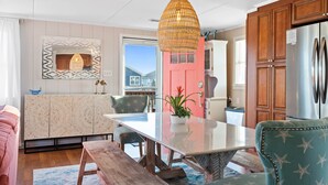 Une cuisine moderne dotée d’un grand îlot central, de meubles en bois et d’un réfrigérateur en acier inoxydable.