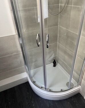 Douche, sèche-cheveux, serviettes fournies, savon