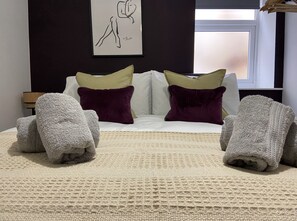 2 عدّة غرف نوم ومكتب ومكواة/لوح كي وواي فاي مجانًا