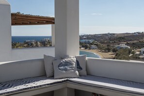 Property grounds - Amazing Aiolos home with amazing sea view, 2' from Logaras sandy beach          (Paros)