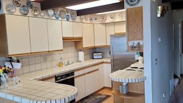 Jääkaappi, mikroaaltouuni, uuni, liesi