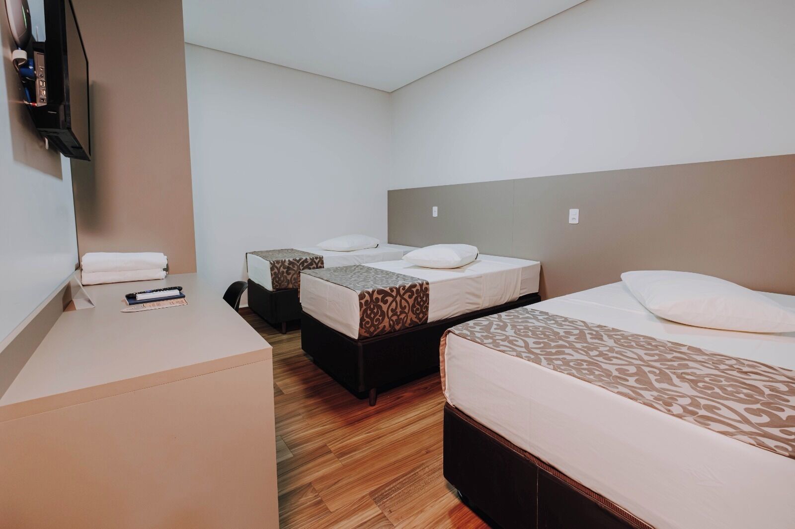 Apartamento triplo solteiro | Individually decorated, individually furnished, desk, laptop workspace