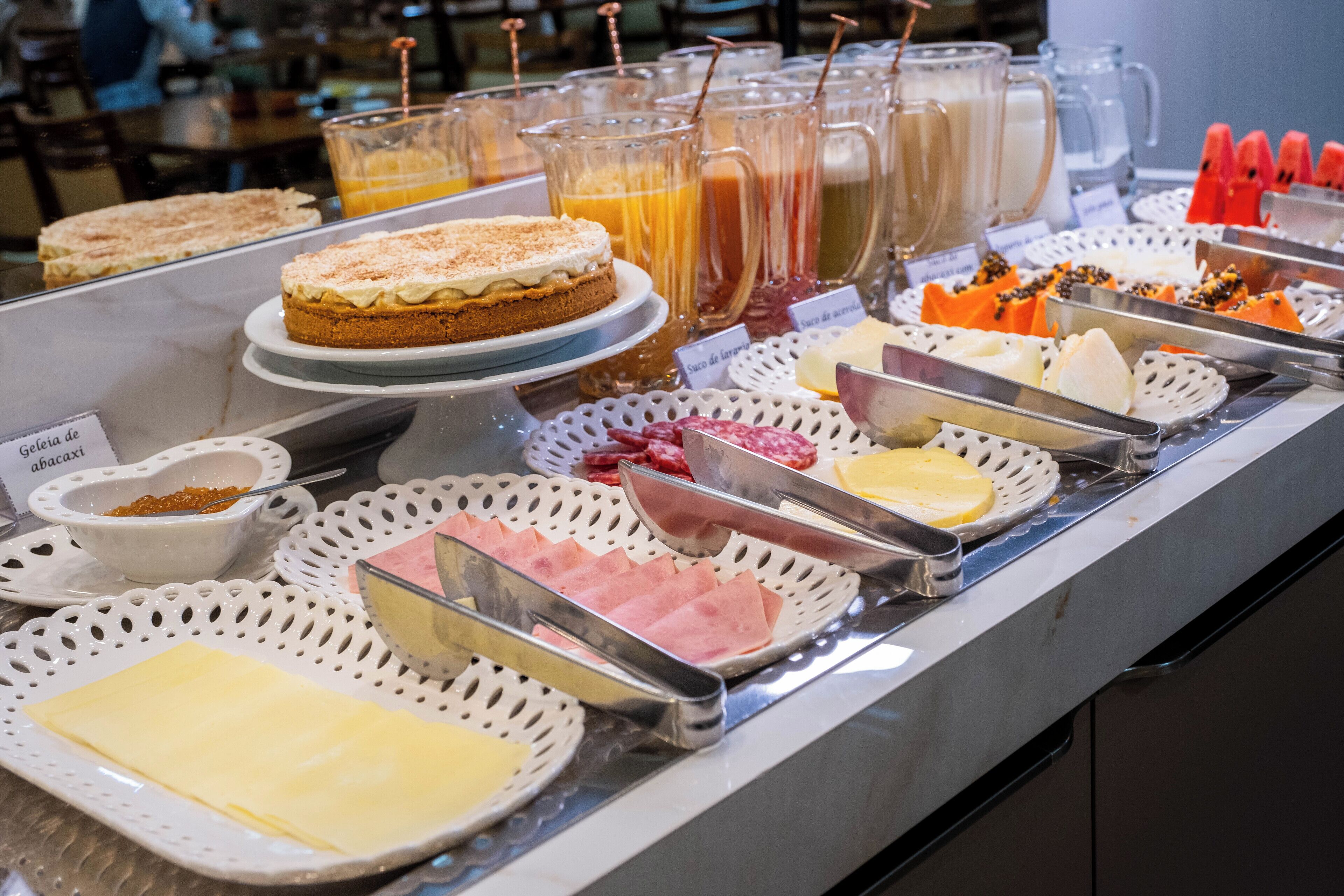 Un bufé con diversas opciones de comida y bebidas.