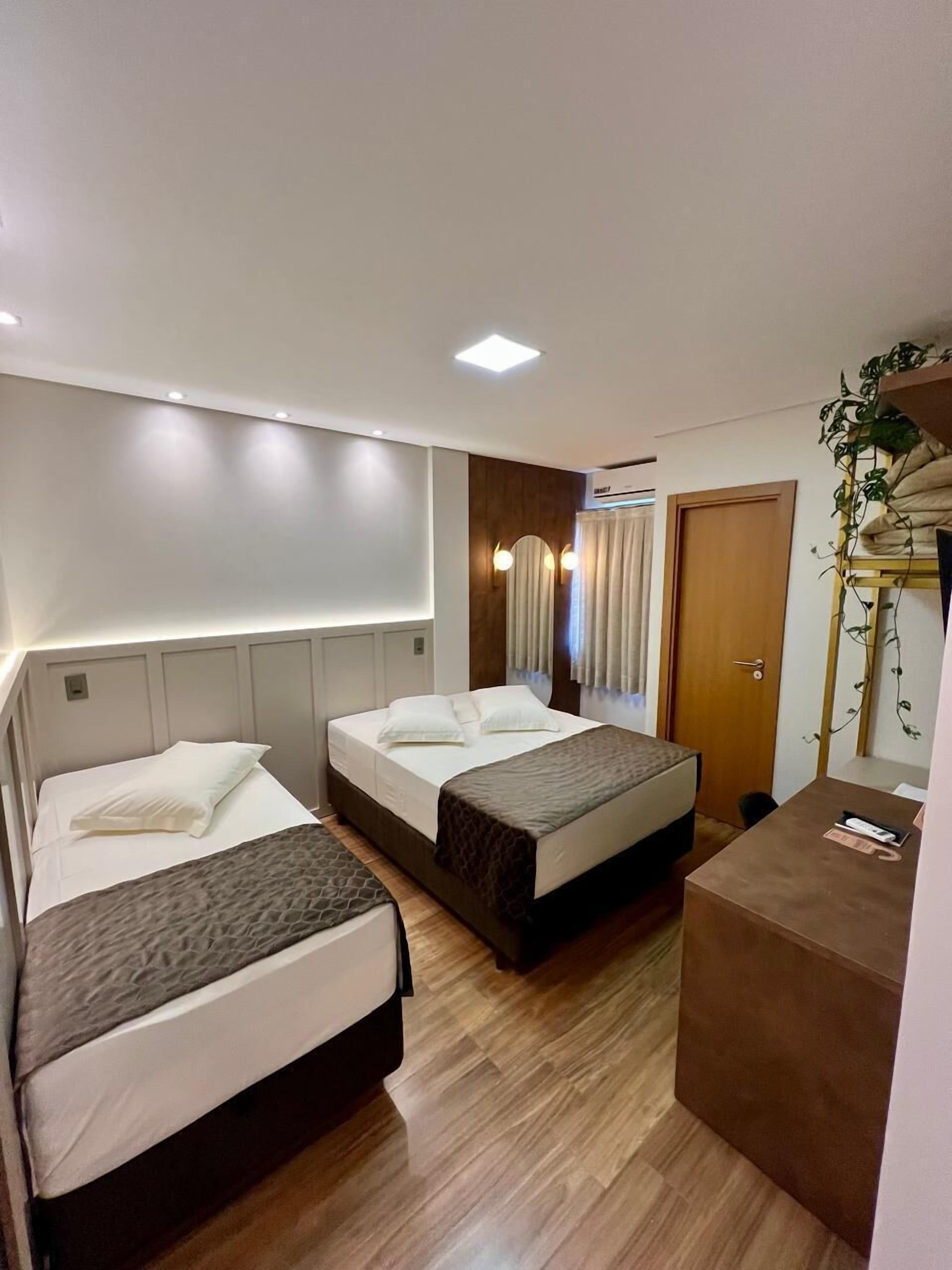 Apartamento duplo solteiro | 각각 다른 스타일의 인테리어, 각각 다르게 가구 비치, 책상, 노트북 작업 공간