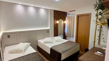 Apartamento duplo solteiro | Decoración personalizada, muebles diferentes y escritorio