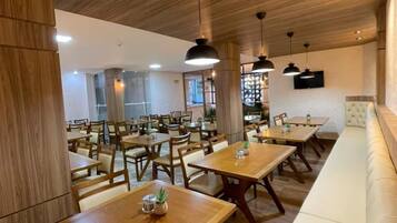 Café da manhã com buffet grátis todos os dias