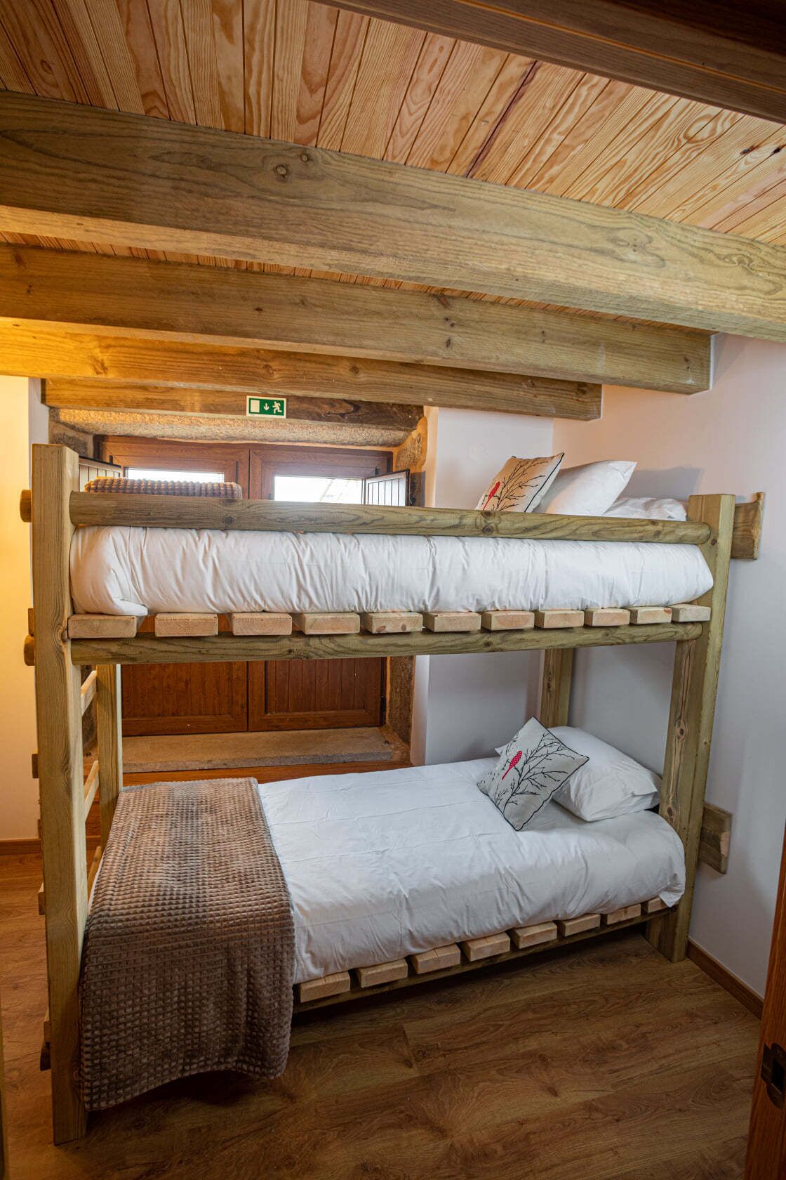 Mountain chalet, with fireplace, pet friendly, Alto Minho