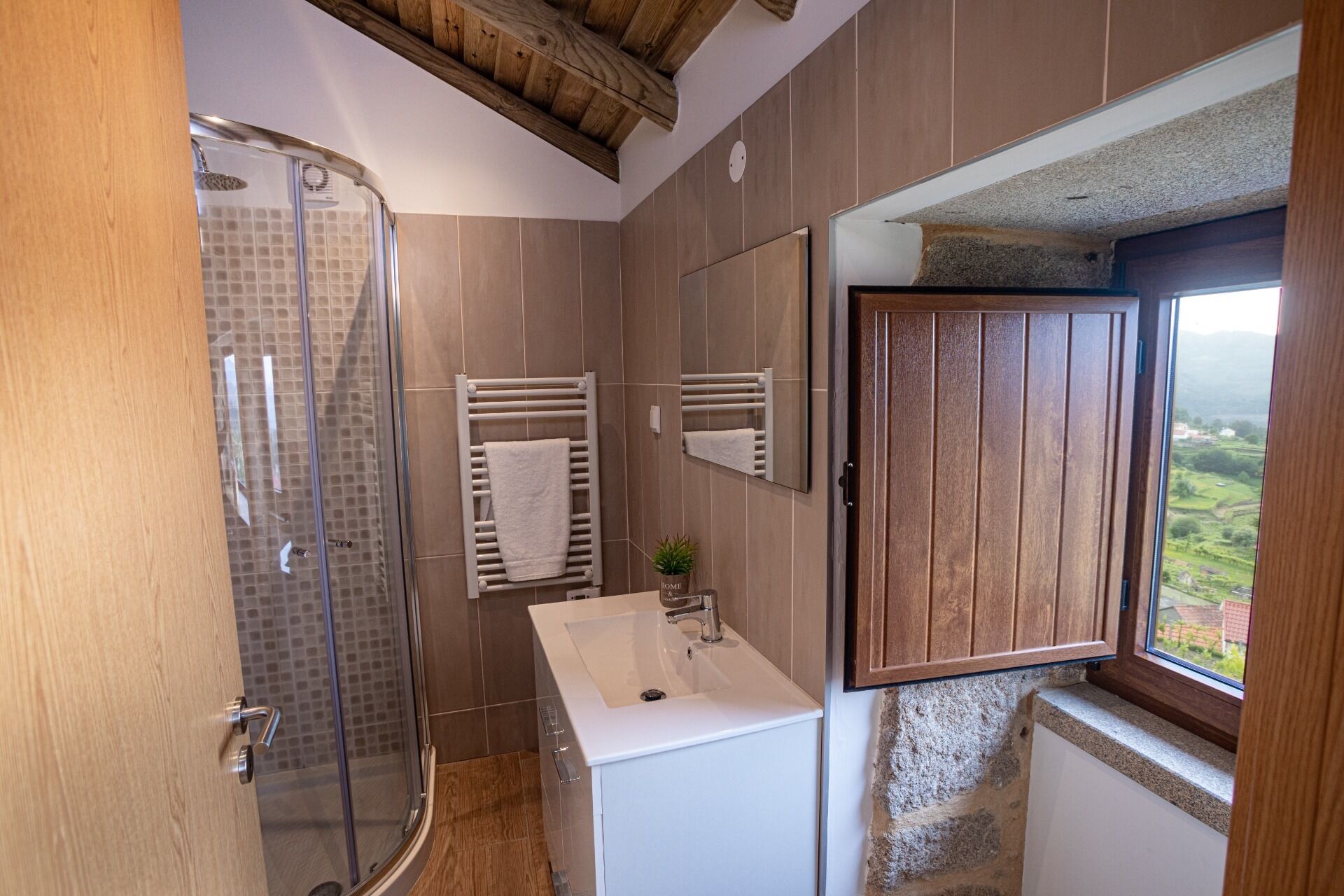 Mountain chalet, with fireplace, pet friendly, Alto Minho