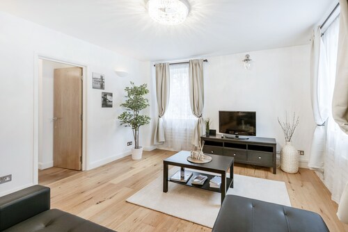 CHARMING 3 BED APARTMENT BY HYDE PARK