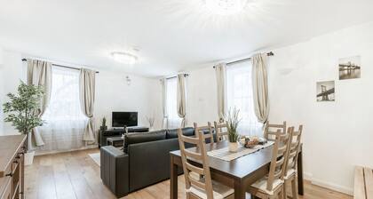 CHARMING 3 BED APARTMENT BY HYDE PARK