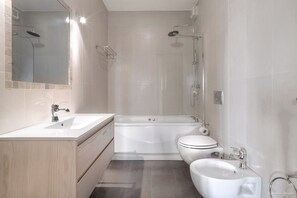 Combinazione doccia/vasca, vasca idromassaggio, asciugacapelli, bidet