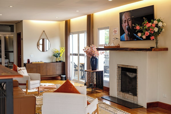 Smart TV de 43 pulgadas con canales digitales, televisión y Netflix