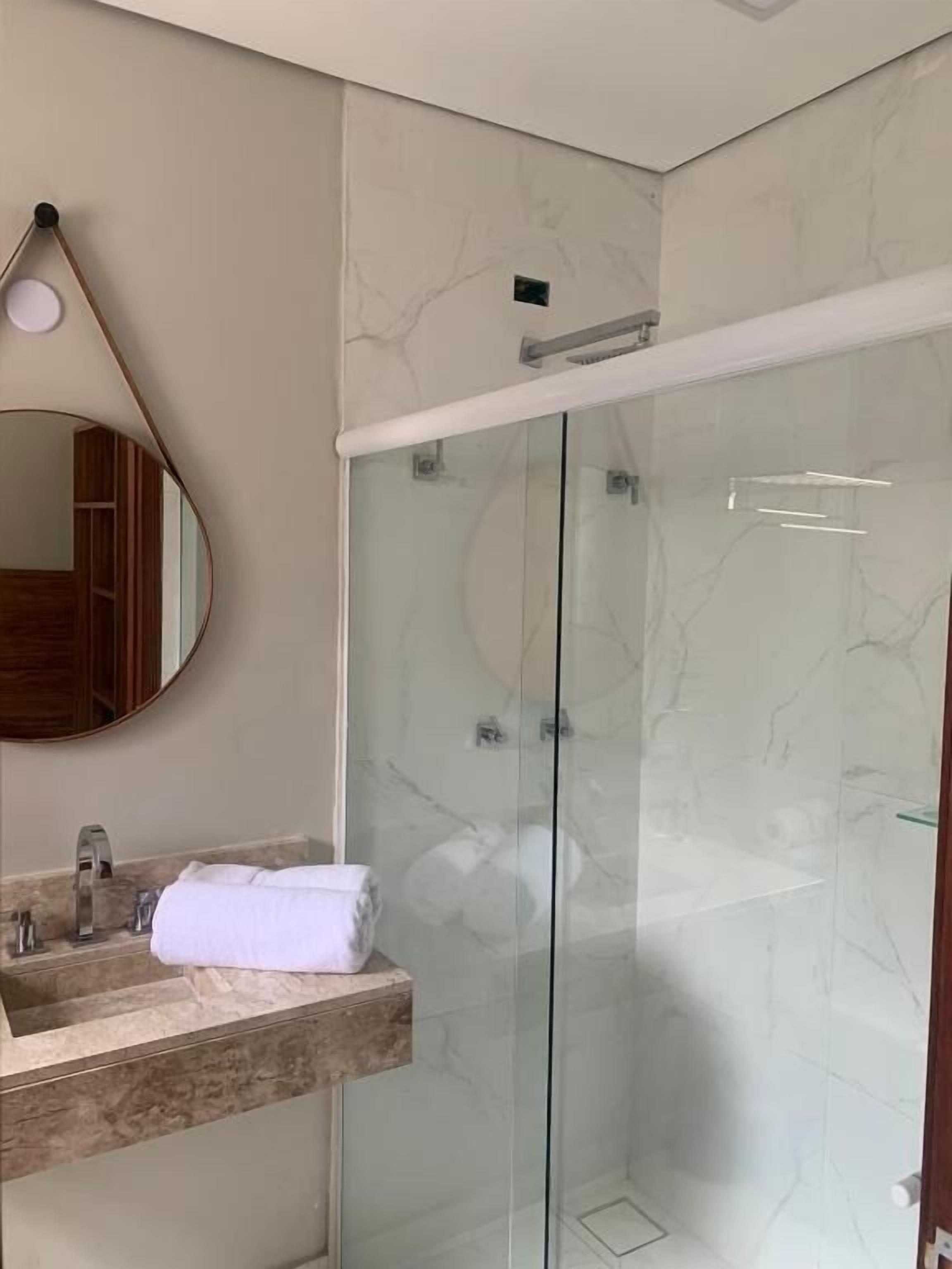 Quarto casal tradicional | Banheiro | Produtos de toalete grátis, toalhas de banho, sabonete, shampoo