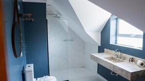 Habitación doble Premium, 1 cama King size | Baño | Amenidades de baño gratuitas, toallas, jabón, shampoo 