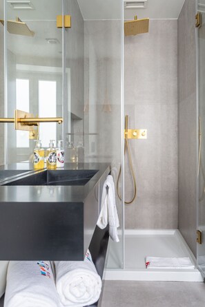 Shower, hair dryer, towels, soap - BAIRRO ALTO MUSIC GUEST HOUSE BACH (Lisboa ciudad)
