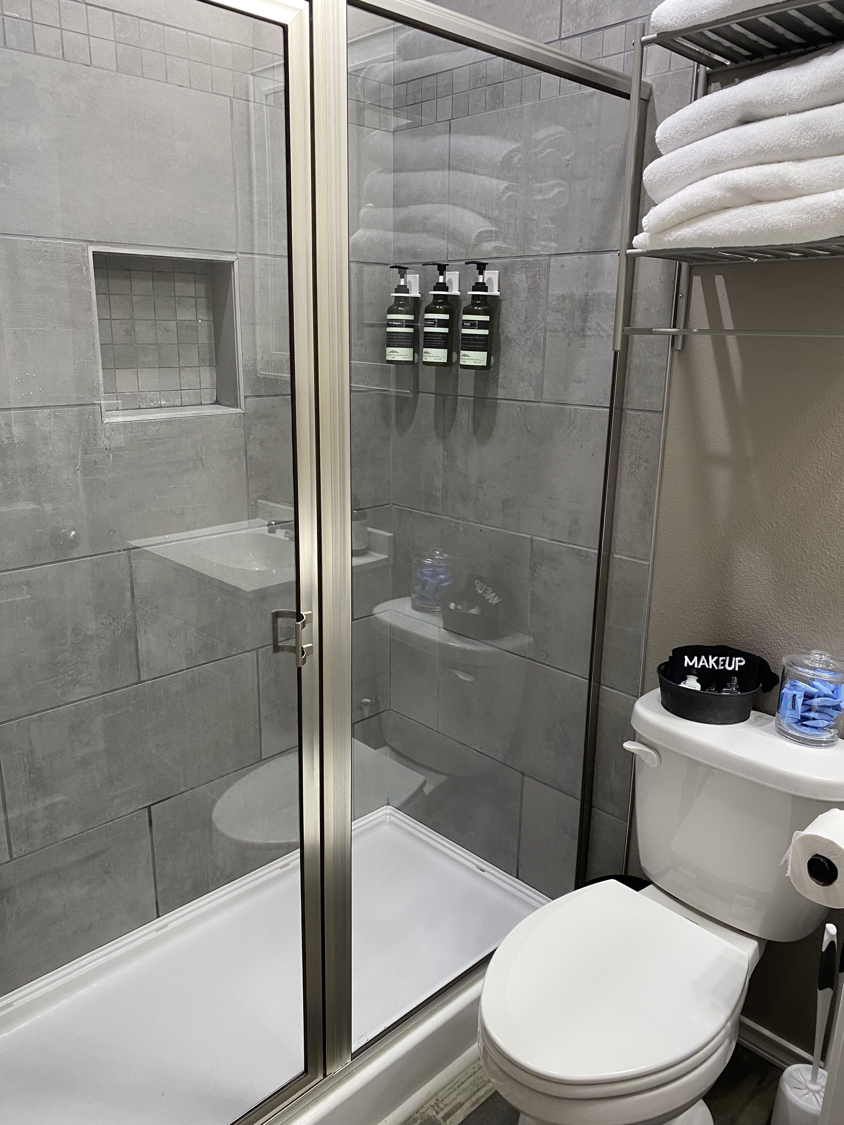 Ensemble douche/baignoire, sèche-cheveux, serviettes fournies, savon