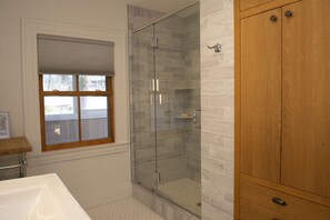 Combined shower/tub, towels