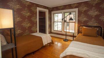 4 habitaciones, tabla de planchar con plancha, wifi y ropa de cama