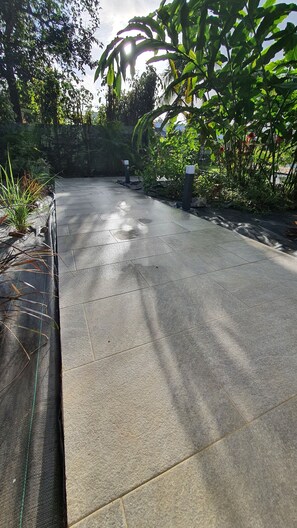 Property grounds - Pleasant room in the shade of a mango tree (Baie-Mahault)