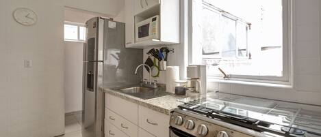 Réfrigérateur, micro-ondes, four, plaque de cuisson