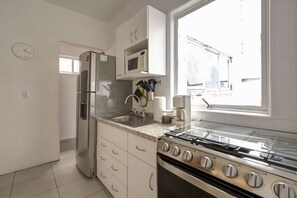 Een koelkast, een magnetron, een oven, een kookplaat