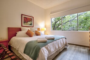 3 chambres, bureau, fer et planche à repasser, accès au Wi-Fi (inclus)