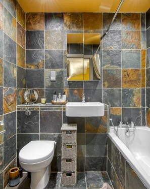 Badewanne, Haartrockner, Handtücher, Toilettenpapier