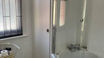 Apartment | Bathroom | Bathtub, deep-soaking bathtub, free toiletries, towels