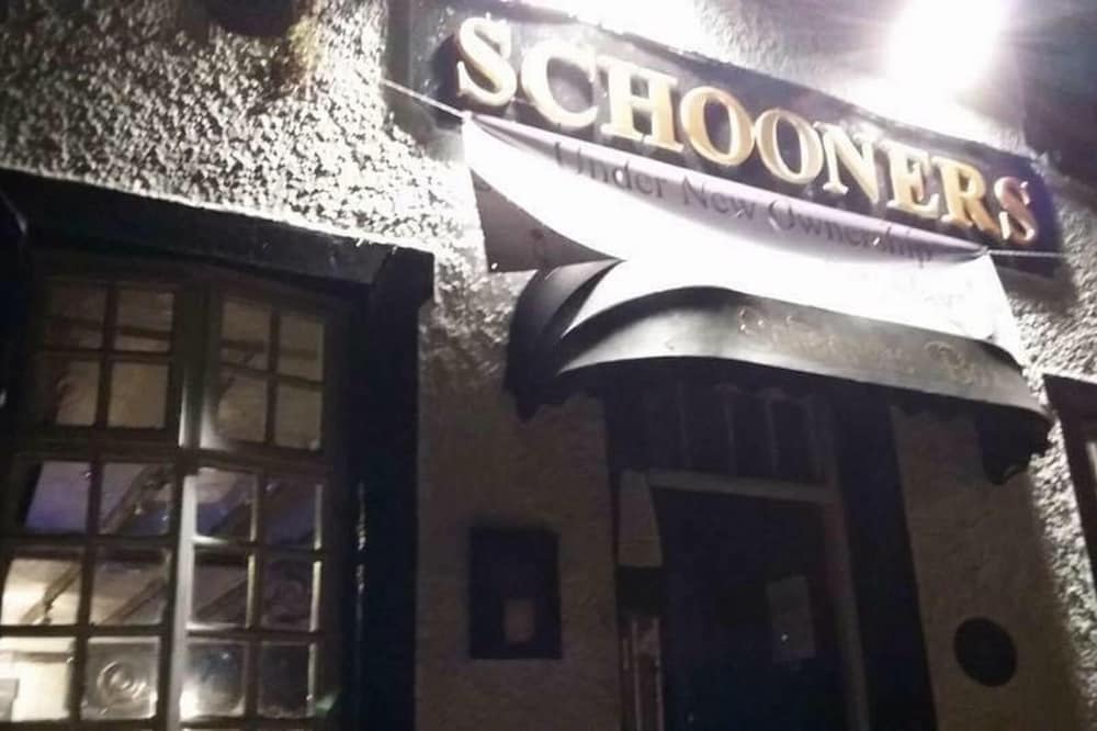 Stunning 2-bed Apartment Above Schooners Bar