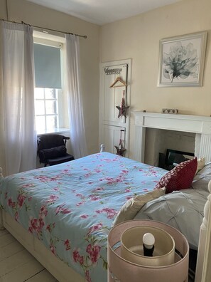2 bedrooms, iron/ironing board, free WiFi, bed sheets - Stunning 2-bed Apartment Above Schooners Bar (Neath)