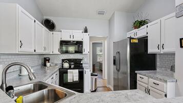 Een koelkast, een microgolfoven, een oven, een kookplaat