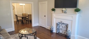 Homely Apt w/ 2 King Rooms, Porch - 10 Mins to DT!