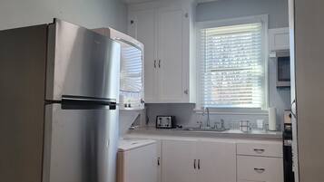 Réfrigérateur, micro-ondes, four, cafetière/bouilloire