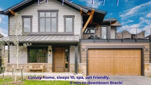 Ein luxuriöses Haus mit zweigeschossigem Design, einer großen Garage und einer Veranda. Es bietet 10 Schlafplätze, einen Spa-Bereich und ist tierfreundlich.