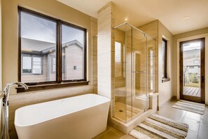 Ensemble douche/baignoire, sèche-cheveux, serviettes fournies, savon