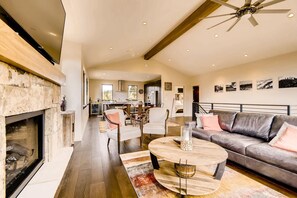 Smart TV, fireplace, books - GUEST FAVORITE! Blue River Retreat- Modern Mountain Home! Pet Friendly, Spa! (Breckenridge)