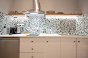 Kühlschrank, Herdplatte, Wasserkocher mit Kaffee-/Teezubehör