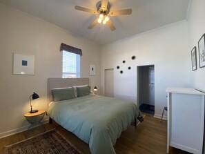 3 bedrooms, desk, iron/ironing board, free WiFi